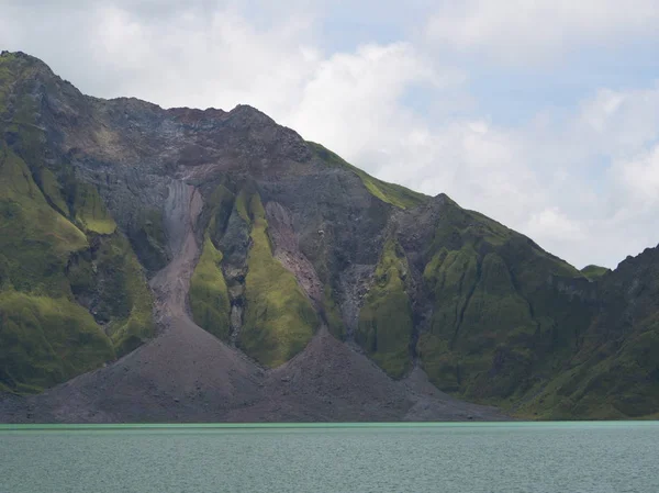 피나투보 화산의 유황 호수. 클라크 여행, 필리핀 — 스톡 사진