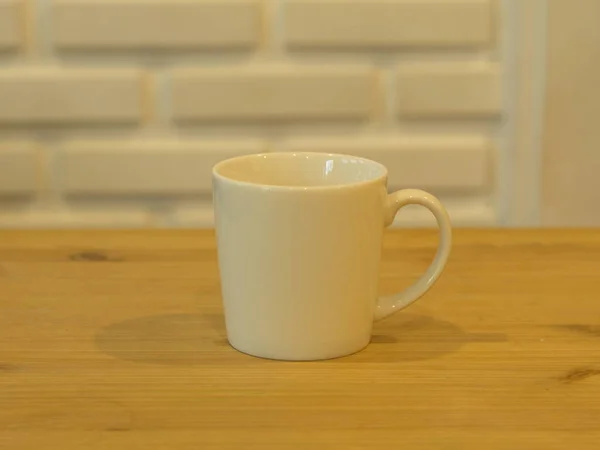 Nahaufnahme weiße Cofee-Tasse mit weißem Backstein-Hintergrund. — Stockfoto