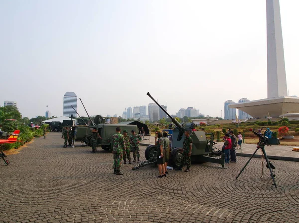 Army Tank and Gun at TUGU MONUMEN NASIONAL (en inglés). Viajar en Yakarta, t — Foto de Stock