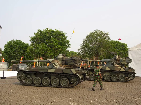 Armee und Panzer bei tugu monumen nasional. Reisen in Jakarta, das c — Stockfoto
