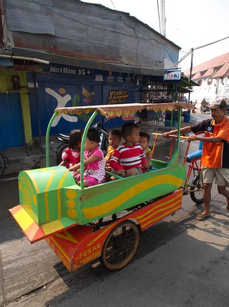 Life in Pasar Ikan and Muara Karang, a historic Jakarta fish mar — Stock Photo, Image