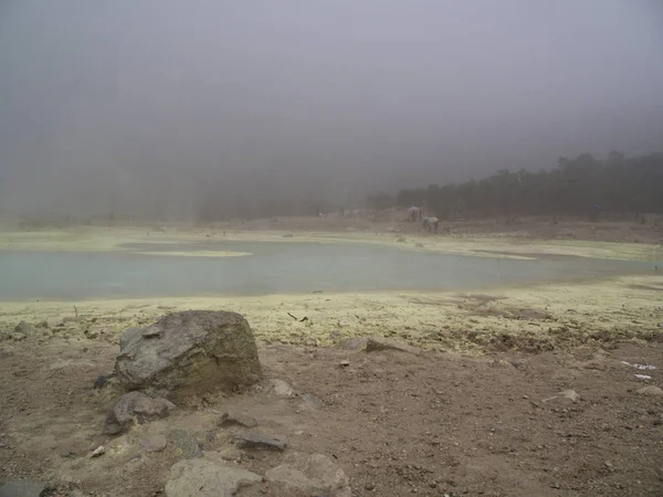 Kawah Putih è un suggestivo lago cratere e punto turistico in un volc — Foto Stock