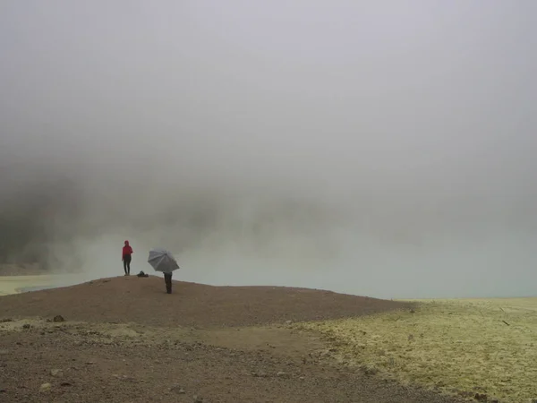 카와 푸티(Kawah Putih)는 분화구 호수와 관광지로, 화산에 있는 관광지입니다. — 스톡 사진