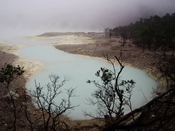 Kawah Putih é um lago de cratera impressionante e ponto turístico em um volc — Fotografia de Stock