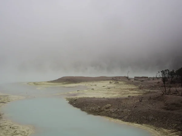 카와 푸티(Kawah Putih)는 분화구 호수와 관광지로, 화산에 있는 관광지입니다. — 스톡 사진