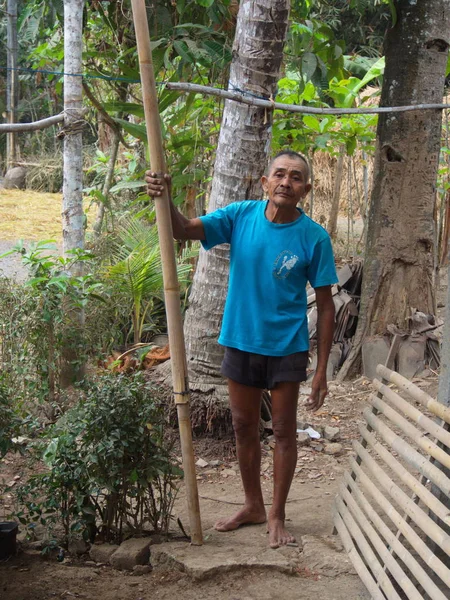 Vieil homme javanais dans le village près de Yogyakarta. Voyager en — Photo