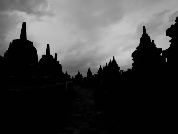 Pôr do sol em Borobudur na cidade de Yogyakarta. Viaje na Indonésia. 8t — Fotografia de Stock