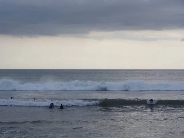 Velká vlna na surfování na pláži Kuta na ostrově Bali. Cestování v Indonu — Stock fotografie
