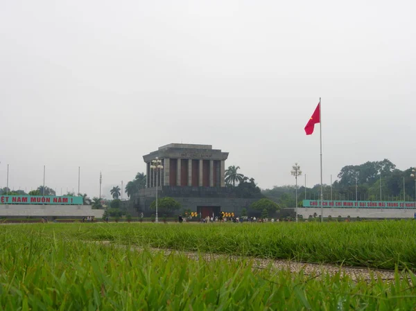 El Mausoleo Ho Chi Minh es el lugar de descanso final de Vietname — Foto de Stock