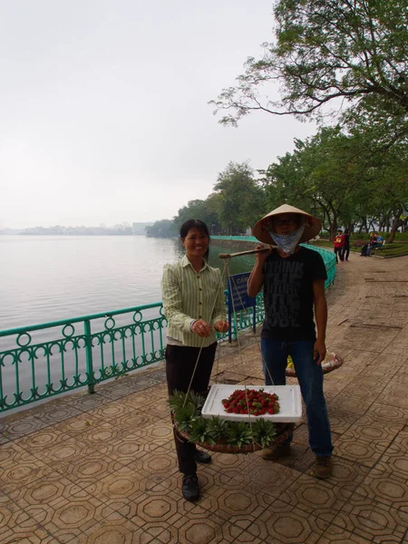 Helyi eladó a Ho Tay-tó Hanoi, Vietnam., 29 november 20 — Stock Fotó