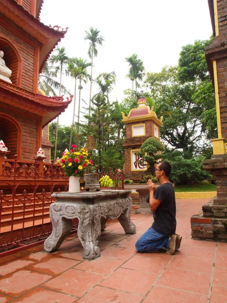 Un hombre reza en el templo chua tran quoc cerca del lago Ho Tay en Hanoi, V — Foto de Stock