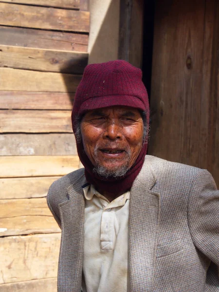 Local Man in Coffee Farm Village Harvest House.Travel à Dalat — Photo