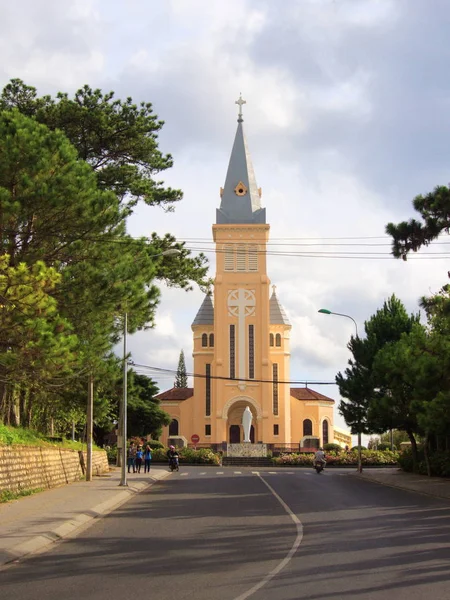 Catedral de San Nicolás de Bari es una iglesia católica en Dal —  Fotos de Stock