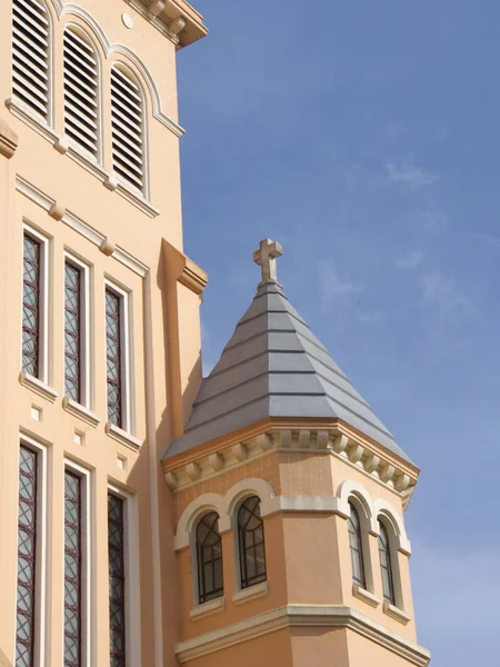 Catedral de San Nicolás de Bari es una iglesia católica en Dal —  Fotos de Stock