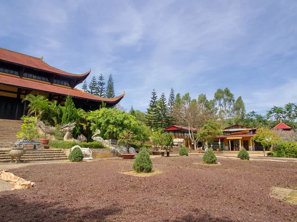 LINH AN TU templo budista com BIg FAT Buddha em Da Lat City. T — Fotografia de Stock