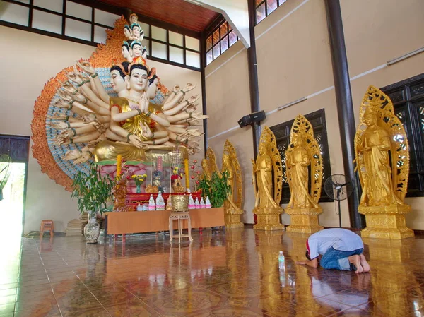 LINH AN TU templo budista com BIg FAT Buddha em Da Lat City. T — Fotografia de Stock