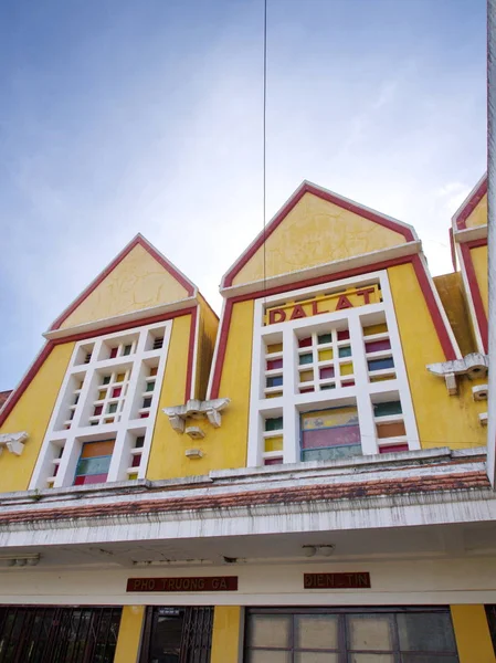 Estación de tren de estilo colonial francés en Da Lat City. Viajar en — Foto de Stock