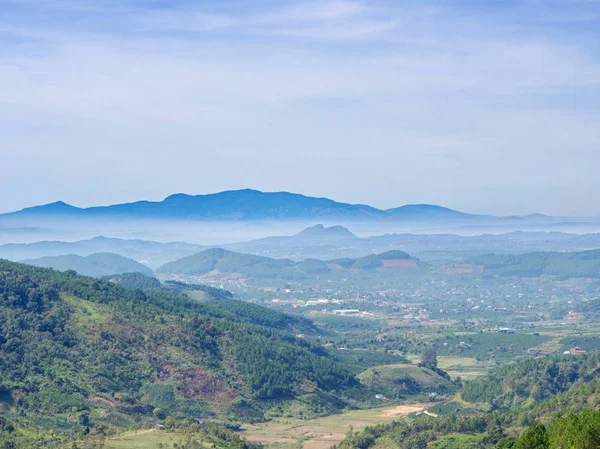 La vista sulle montagne con coffee farm dal villaggio locale di Da Lat — Foto Stock