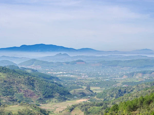 La vista sulle montagne con coffee farm dal villaggio locale di Da Lat — Foto Stock