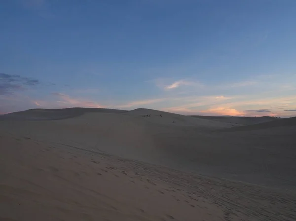 Sunrise at the Big Sand Dune in Mui Ne City, Travel in Vietnam i — Stock Photo, Image