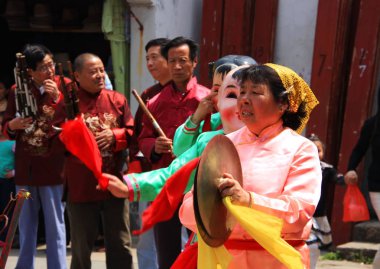 Bir maske dansçı ile küçük bir köyde Musical Show. içinde Suz
