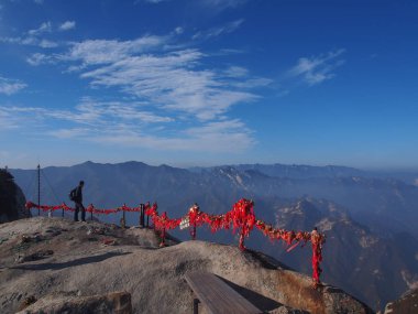 Huashan Sacre Dağı. Zirveye en tehlikeli patika. T