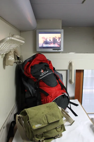 Televisio ile özel bir oda. Çin Tren'de Yataklı Yatak. Trave