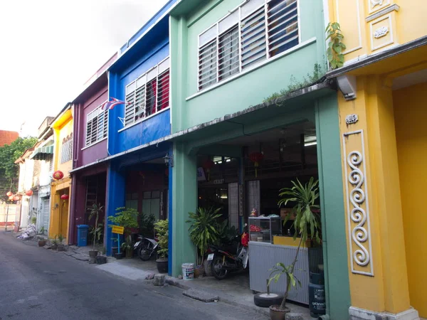 Una colorida casa estilo chino-portugués en el casco antiguo de Phuket. Tomado — Foto de Stock