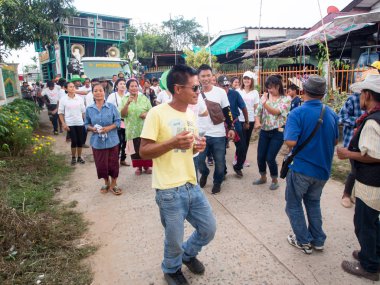 Grup Dansı. Yerel Halk Tapınağa Giderken Katılıyor