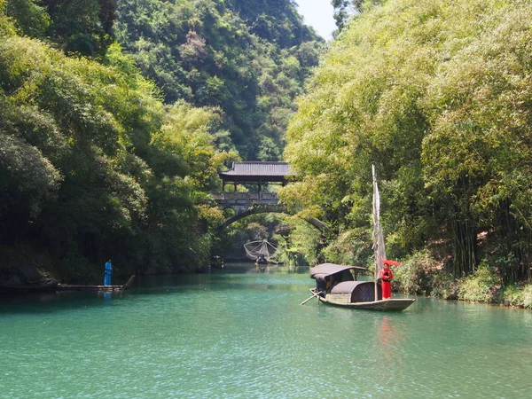 River Cruise Üç Gorges Barajı ve ziyaret küçük yerel v — Stok fotoğraf