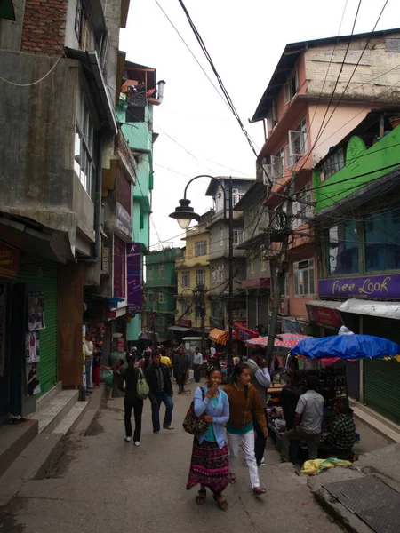 Gangtok, SIKKIM, ÍNDIA, 17 de abril de 2011: A rua a pé em — Fotografia de Stock