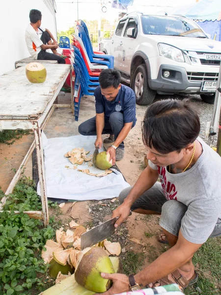 Thai Man Pique o coco para uma água de coco. Para o D budista — Fotografia de Stock