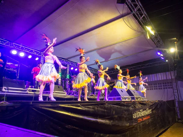 Taylandlı kız grubu ile Yerel Konser B Temple Olay dans