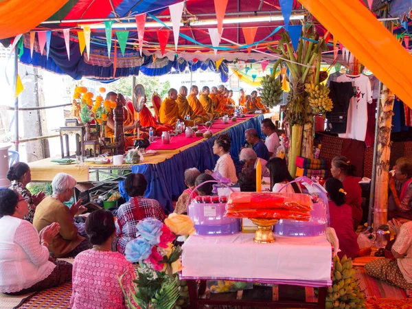 Thai People and Monk in the Local Village. Veille du don bouddhiste — Photo