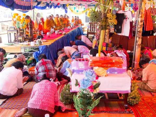 Thai People and Monk in the Local Village (en inglés). Víspera de la donación budista — Foto de Stock