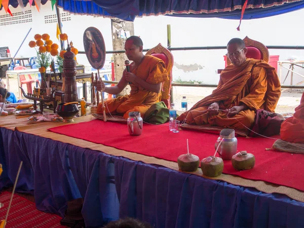 Moine thaïlandais dans le village local. Événement de don bouddhiste à Burir — Photo