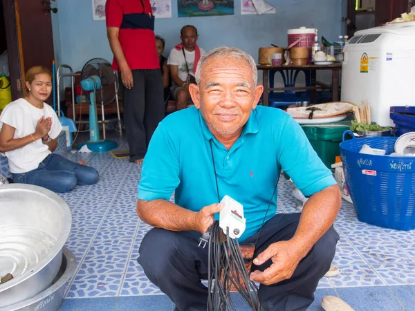 Heureux vieil homme thaïlandais venu .for l'événement de don bouddhiste à Buri — Photo