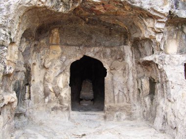 Luoyang Longmen mağaraları. Buda ve taş mağaralar ve heykel