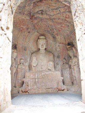 Luoyang Longmen mağaraları. Kırık Buda ve taş mağaralar ve 