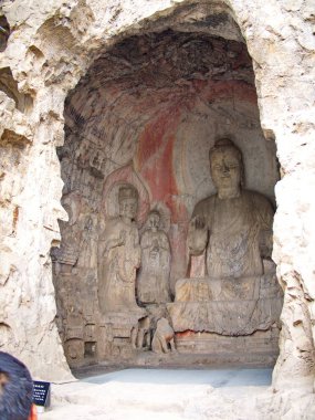 Luoyang Longmen mağaraları. Kırık Buda ve taş mağaralar ve 