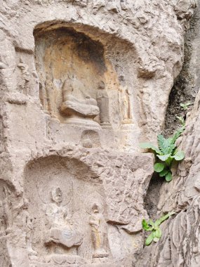 Luoyang Longmen mağaraları. Kırık Buda ve taş mağaralar ve 