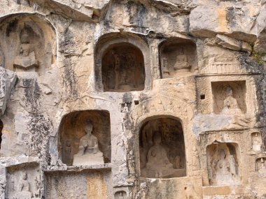Luoyang Longmen mağaraları. Kırık Buda ve taş mağaralar ve 
