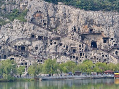 Luoyang Longmen mağaraları. Kırık Buda ve taş mağaralar ve 