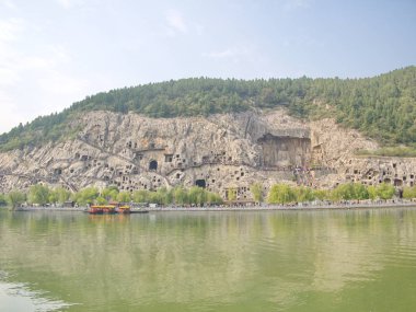 Luoyang Longmen mağaraları. Kırık Buda ve taş mağaralar ve 