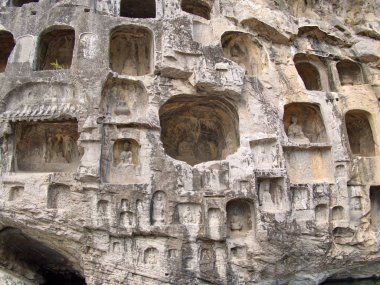 Luoyang Longmen mağaraları. Kırık Buda ve taş mağaralar ve 