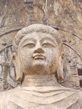 Luoyang Longmen mağaraları. Kırık Buda ve taş mağaralar ve 
