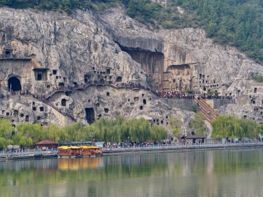Luoyang Longmen mağaraları. Kırık Buda ve taş mağaralar ve 