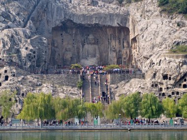 Luoyang Longmen mağaraları. Kırık Buda ve taş mağaralar ve 