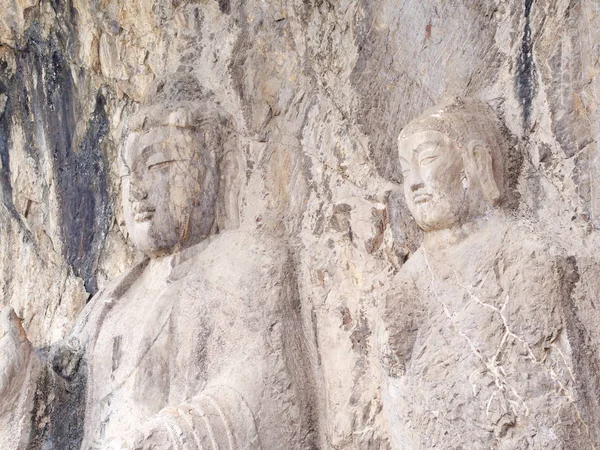 Grutas de Luoyang Longmen. Buda quebrado e as cavernas de pedra e — Fotografia de Stock