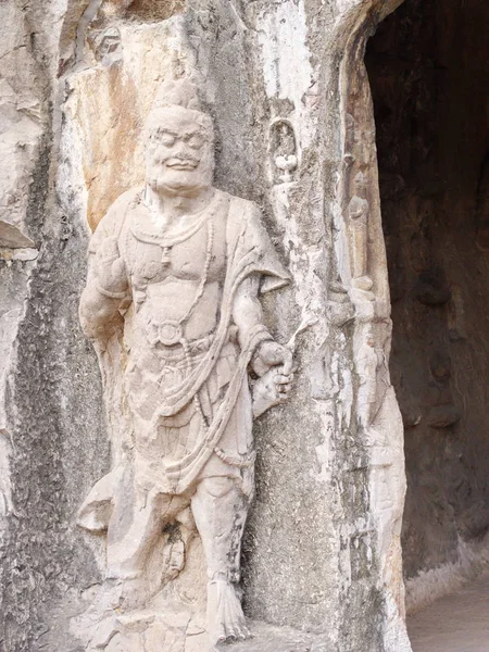 Grutas de Luoyang Longmen. Buda quebrado e as cavernas de pedra e — Fotografia de Stock